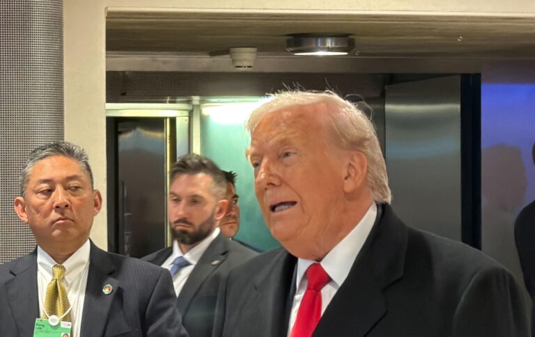 Трамп відповів, навіщо запросив Путіна до Ради миру