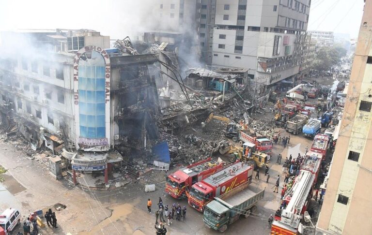 У Пакистані спалахнув торговий центр: 14 загиблих