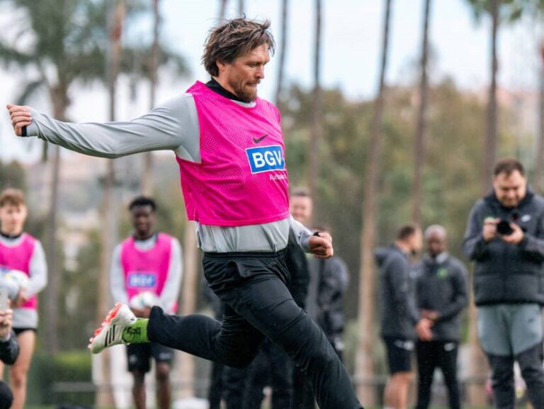 Усик з’явився на полі в матчі Полісся – Ванкувер