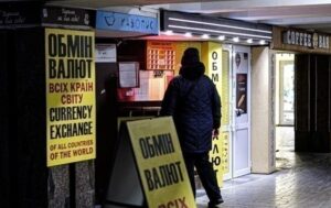 Євро дорожчає в обмінниках, долар знижується