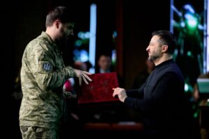 Зеленський присвоїв військовим звання Героя України та вручив ордени