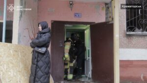 Краматорськ: рятувальники надають допомогу людям після авіаудару