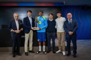 Барселона вирішила ще раз відзначити Ямаля нагородою кращого гравця сезону