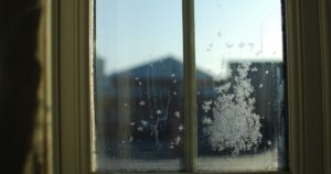 Чи потрібно мити вікна взимку – корисні поради