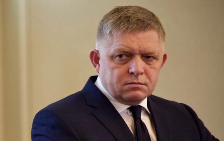 Фіцо заявив, що не зміг поговорити з Зеленським перед виконанням погрози