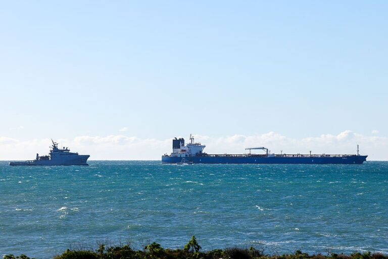 Франція змусила російський танкер залишити її води