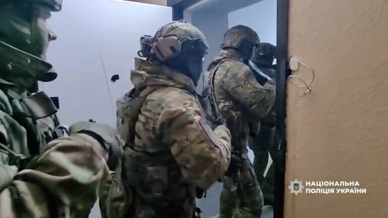 Нацполіція затримала угруповання, яке переправляло військових за кордон