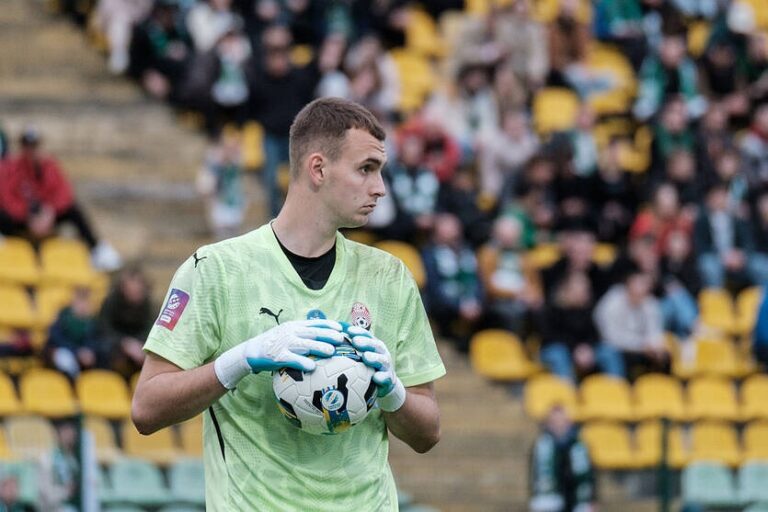 Голкіпер Зорі відзначив інтерес Валенсії і назвав причину відсутності угоди