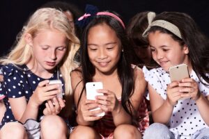 Греція та Іспанія обмежать соцмережі для неповнолітніх