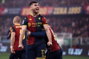 Маліновський пробив пенальті в ноги воротарю, який пішов падати набік