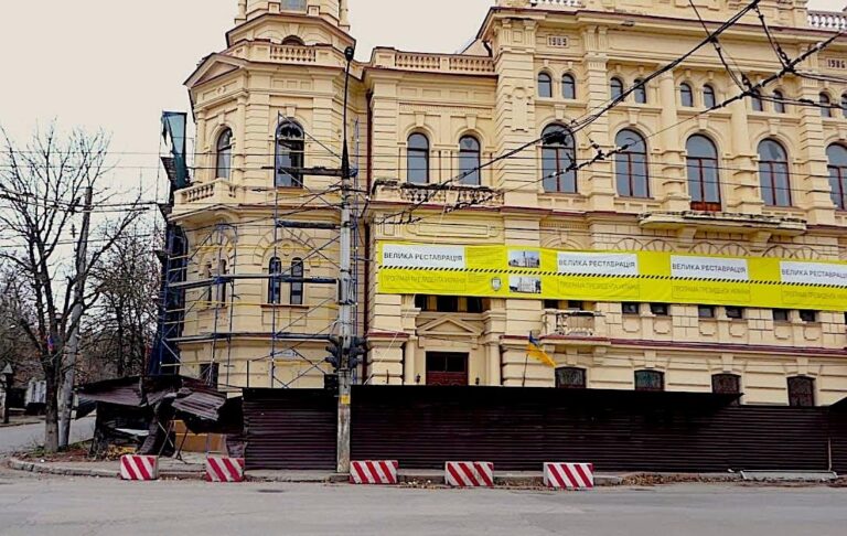 Масштабне пограбування окупантами музею в Херсоні: викрито підозрюваних