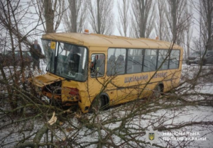 На Полтавщині шкільний автобус врізався в дерево, постраждали діти