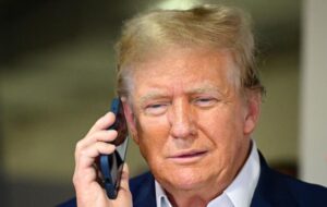 Невідомий в ефірі розкритикував суд США: у мережі підозрюють Трампа