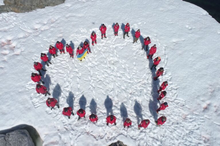 Полярники створили живу валентинку в Антарктиді