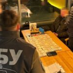 Посадовця КМДА викрили на “відкатах” за постачання обладнання до шкіл