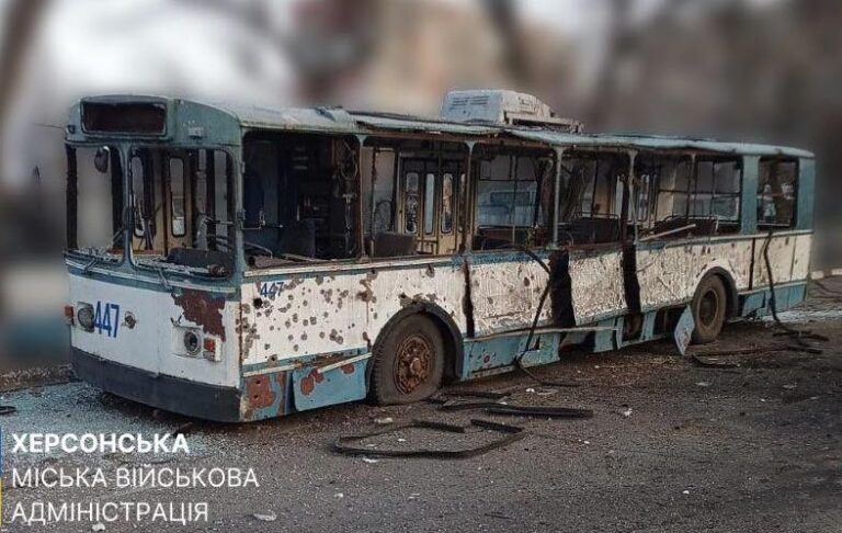 РФ вдарила по Херсону: пошкоджені 12 тролейбусів