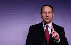 Сікорський: Європа платить за війну і має брати участь у переговорах