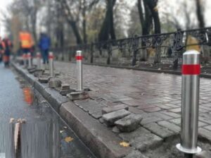 Справа на 1,4 мільйона начальника Подільського ШЕУ судитимуть за закупівлю бракованих стовпчиків