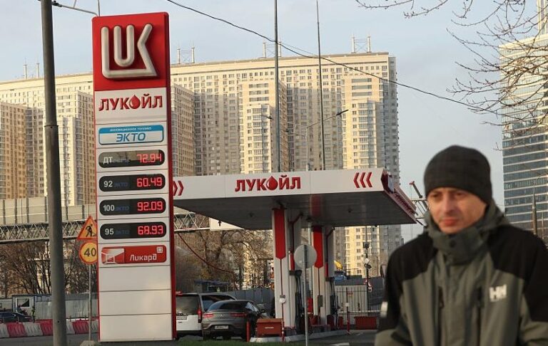 США сповільнили продаж активів Лукойлу для тиску на Росію – ЗМІ