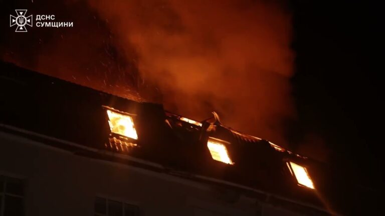 Суми: росія завдавла ударів по готелю – під час ліквідації пожежі відбулася повторна атака