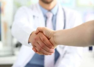 У Києві лікарі НАМН продавали смертельні діагнози за 5000 доларів для ухилення від мобілізації