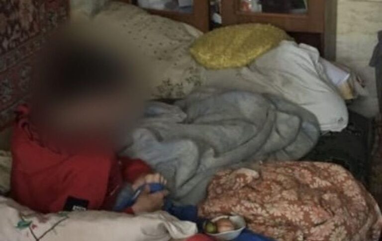 У Києві жінка на два тижні покинула сина у квартирі без їжі та води