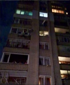 У Сумах дрон Герань ударив у двір багатоповерхівки