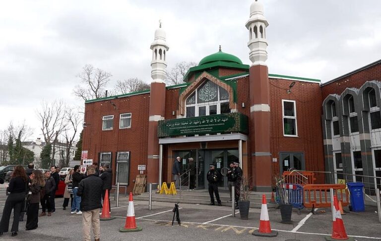 У Великобританії затримали чоловіка, що прийшов до мечеті з сокирою