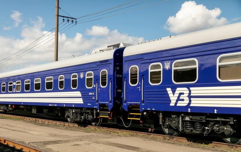 Укрзалізниця змінила рух потягів через обстріли