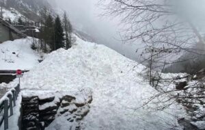 В Альпах сталося кілька сходжень лавин: з рейок зійшов поїзд