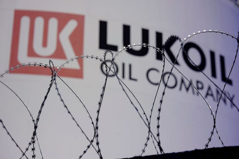 В Росії частково зняли заборону на експорт бензину