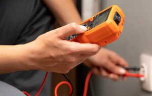 Як виміряти напругу в розетці в домашніх умовах