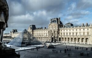 Затримано підозрюваних у мільйонному шахрайстві з квитками у Лувр