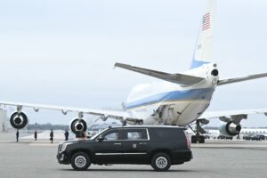 Біля літака Трампа помітили невідомий дрон