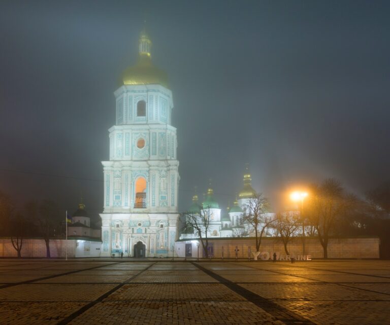 Часткові відключення світла продовжили на середу