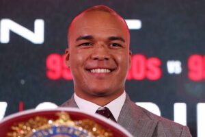 Чемпіон WBO зробив вибір між Усиком та Ітаумою