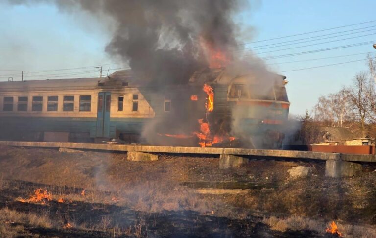 Дрон РФ влучив у пасажирський поїзд біля Сум