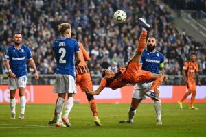 Гол хавбека Шахтаря, який забив Леху у падінні через себе, визнано кращим