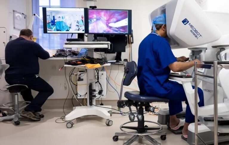 Хірург з Лондона прооперував пацієнта на відстані 2400 кілометрів