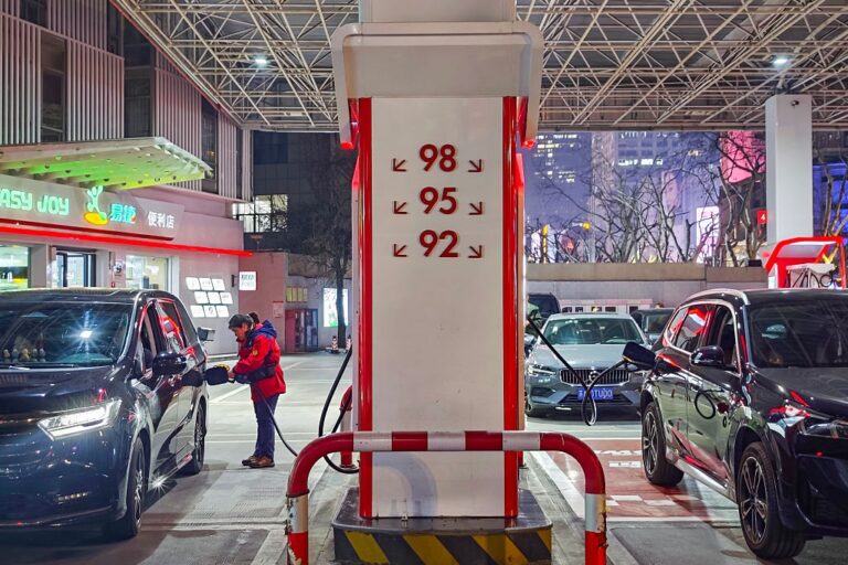 Китай запровадив регулювання цін на пальне