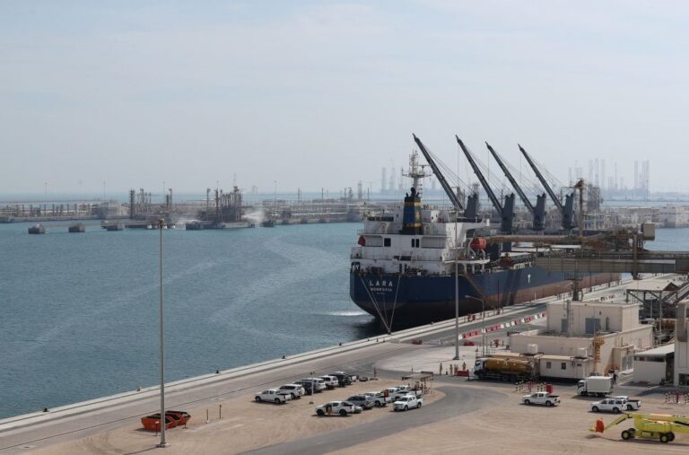 На Близькому Сході припиняють роботу нафтові та газові об’єкти