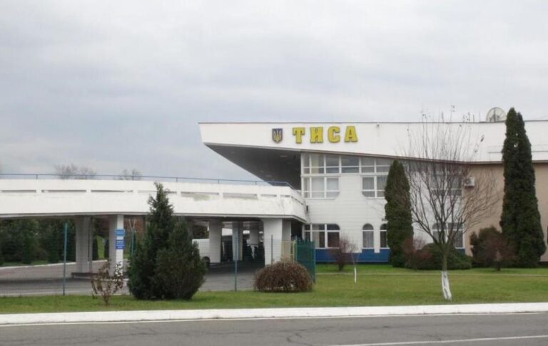 На кордоні з Угорщиною через один з КПП призупинено пропуск