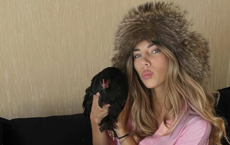 Одеситка принесла курку на манікюр