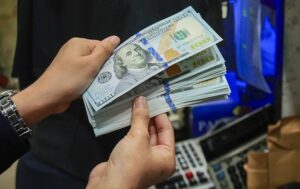 Офіційні курси долара і євро продовжили зниження