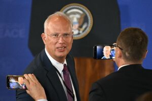 Переговорник Путіна закликав Трампа ввести санкції проти Європи