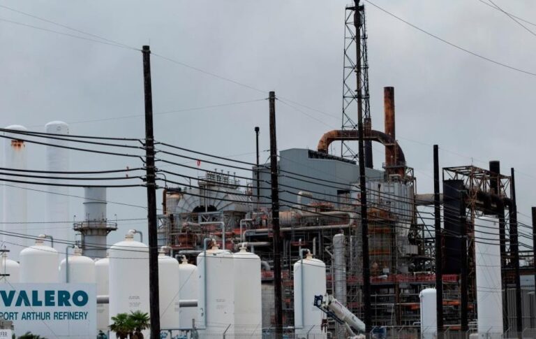 Потужний вибух стався на нафтопереробному заводі у США