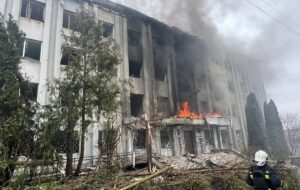 Росіяни вдарили дроном по будівлі ТЦК в Сумах