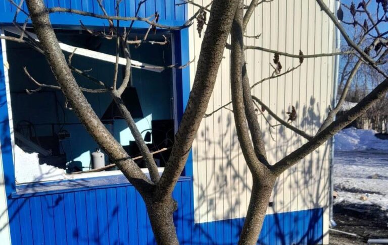 Росіяни вдарили по підприємству в Глухові: є жертва та поранені
