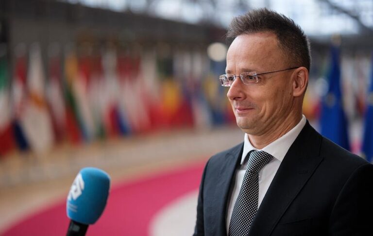 Сіярто примарилися “гроші української військової мафії” в Угорщині