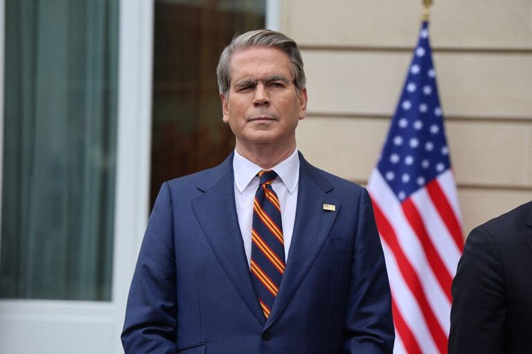 США заявили про збільшення потоку суден в Ормузькій протоці